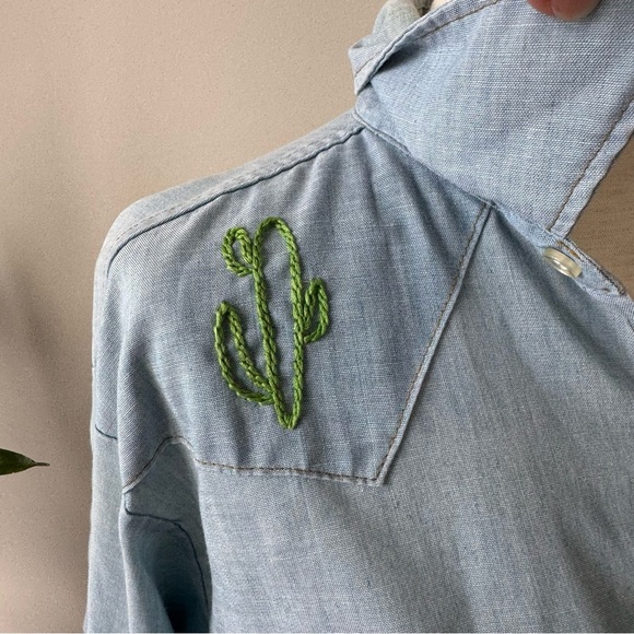 Vintage! Western Sewn Embroidered Light Blue Chambray Denim Shirt - Picture 5 of 14